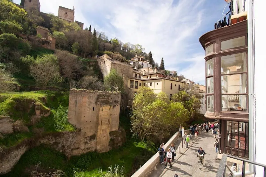 Alhambra Enamora 2. Paseo De Los Tristes Views 1-B location